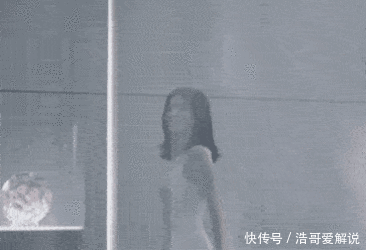  [复古]单身的乔妹真疯狂！穿露背装烫复古卷发，忧郁眼神满满的都是故事