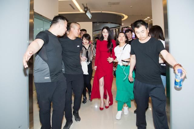 张馨予一袭红裙亮相活动，开衩红裙露美腿展女神范儿