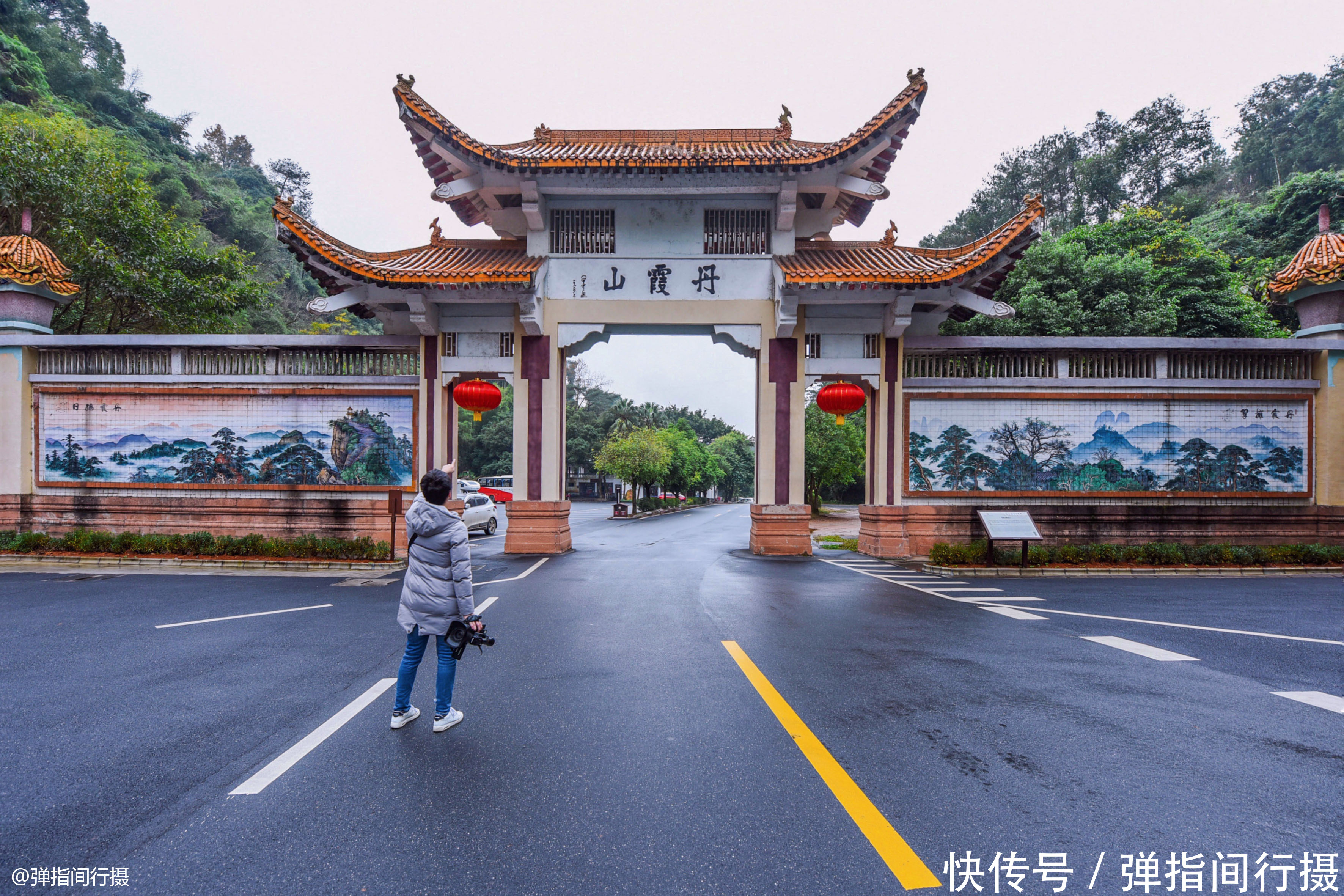 中国最“色”丹霞,凭借“擎天一柱”走红,但游客怀疑是人工所为