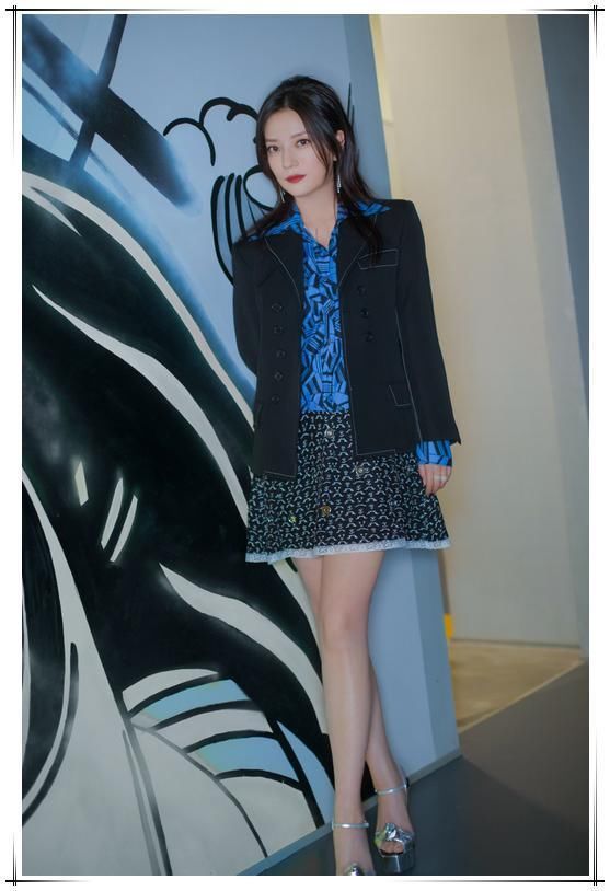 赵薇真敢穿!长裤外面缝了一条5分裤,网友:越奇葩越时尚吗?