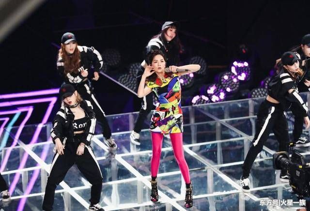 陈嘉桦还真胆大，紫色打底裤穿得好抢眼，网友:用力过猛了吧?