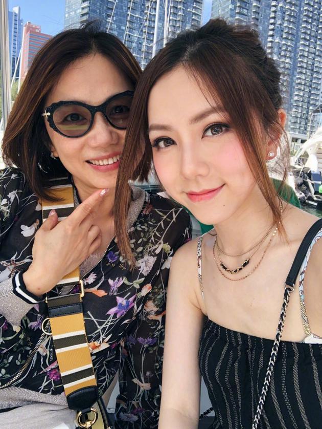 邓紫棋和妈妈出游亲密似姐妹 皮肤白嫩小蛮腰吸睛