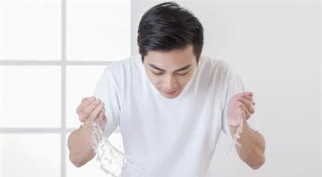  皮肤■男人脸上出油多是什么原因？我来告诉你！