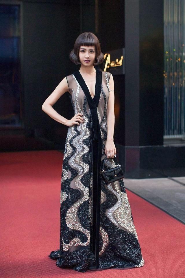 这个“毛绒鞋”也就蔡依林敢穿，又高又热的，太需要勇气了！