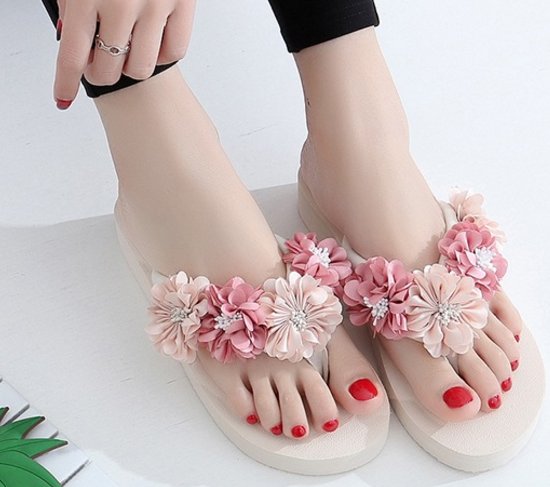 小白鞋早过时了，今年流行“女凉拖鞋”，一鞋两穿，显脚长有高挑