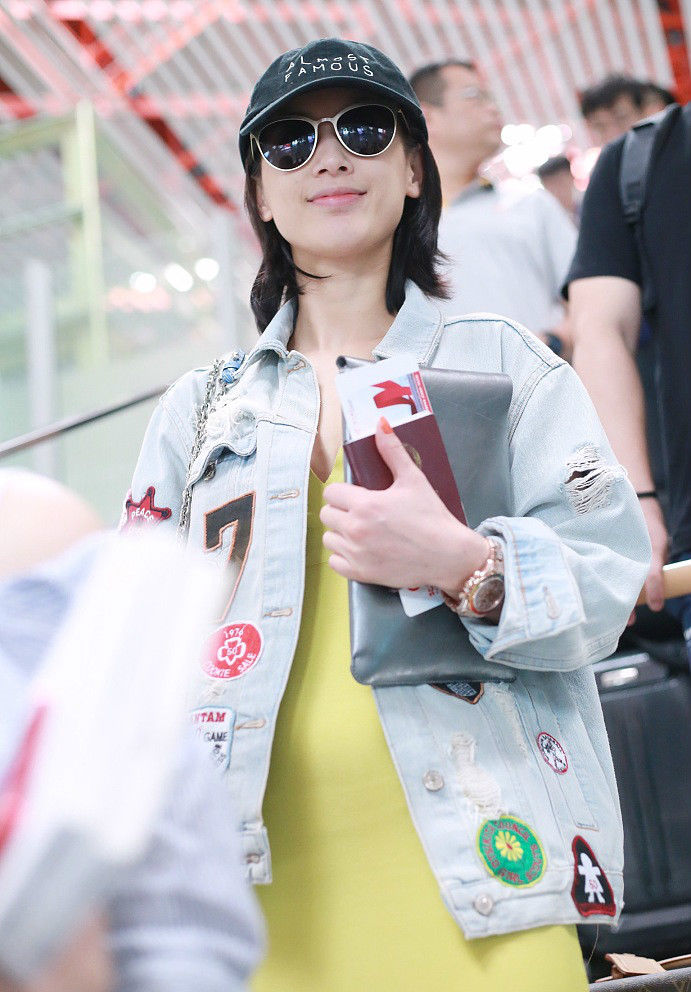 又怀孕了?辣妈黄圣依大秀事业线 衣着宽松小腹微凸惹人生疑