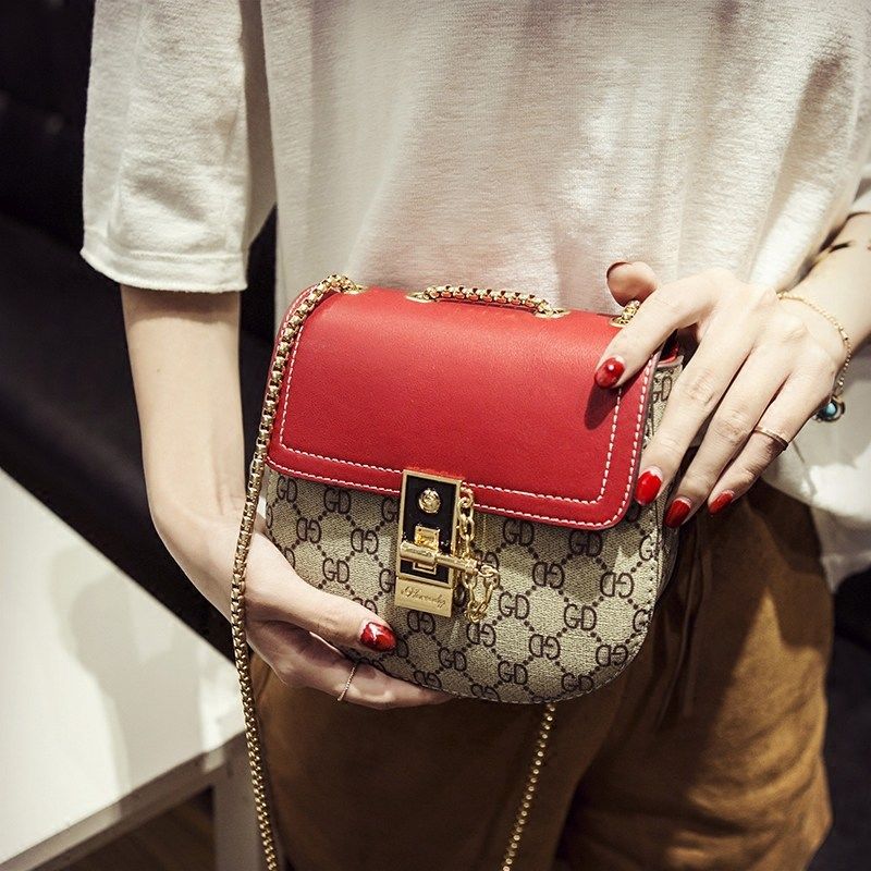 性感的老婆背上这大气的包，那身材真是 妩媚又妖娆啊