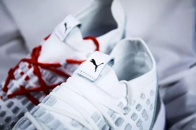 论上脚回头率和可玩性，这双新鞋我给 100 分！