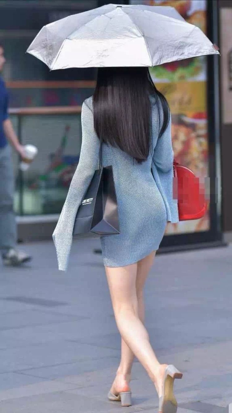 性感街拍丨美女全程用伞遮住脸，是觉得自己穿得太性感么?
