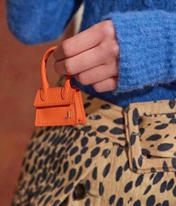  『minibags』还在背大水桶包？今年流行minibags，小到只能放一颗糖的那种！