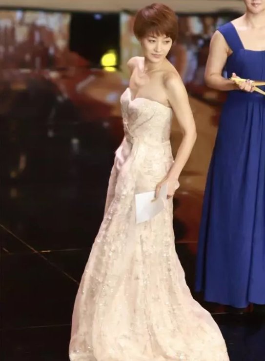 39岁郝蕾和41岁马伊琍出席电影节典礼，网友:臃肿与优雅的差别!