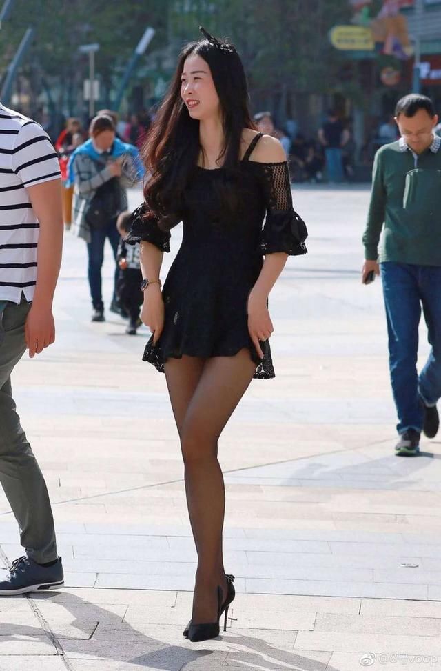 街拍:微胖的美女少妇穿黑色蕾丝裙,尽显好气质!