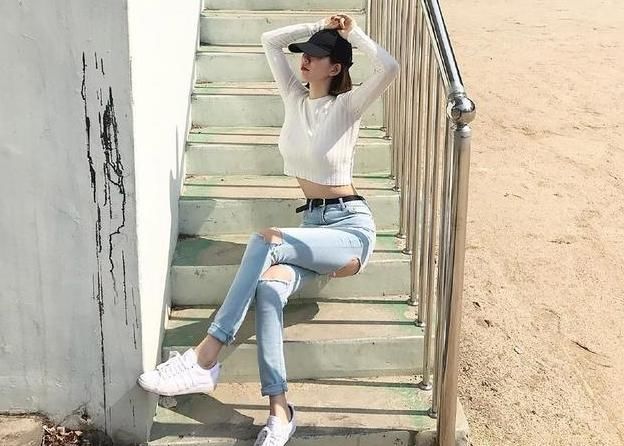 清爽出众的牛仔裤美女，身材曲线凹凸分明，彰显女神范！