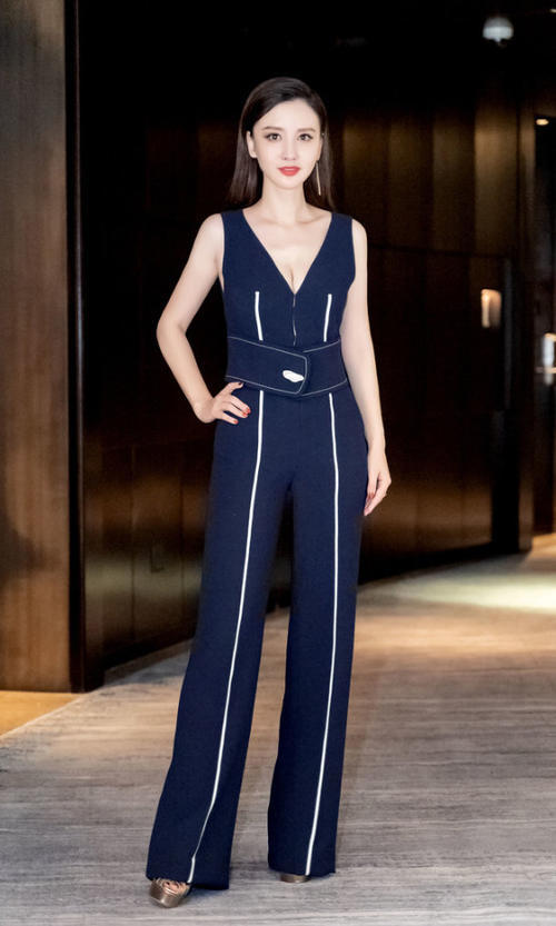 张萌穿深色连体裤大秀好身材，这气质不用吹，越看越心动！