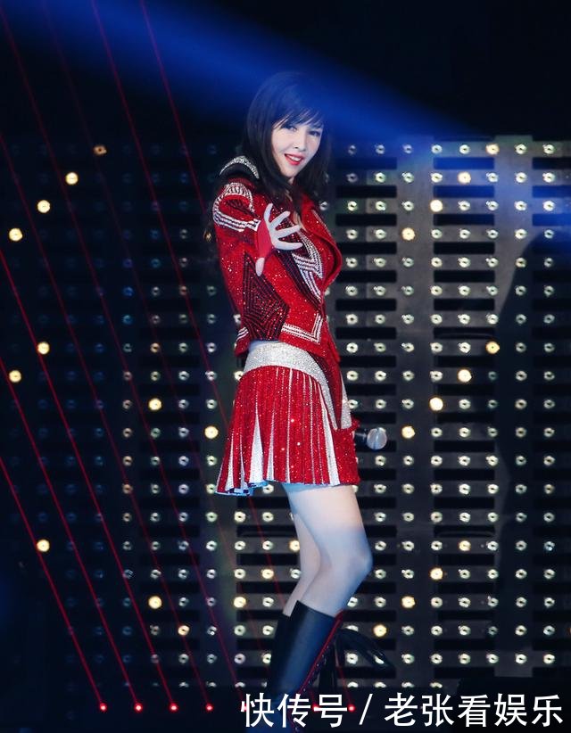 时尚搭配■胸前“掏个洞”的衣服都敢穿，这得多有“料”，周慧敏真是太抗老