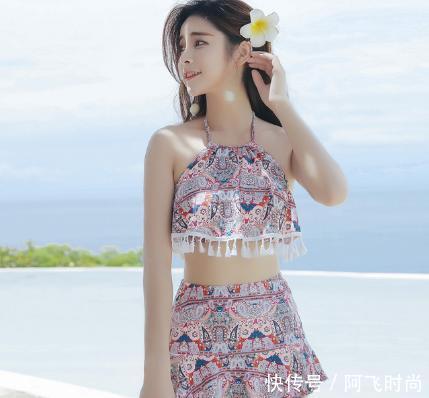 夏末！清纯的小姐姐身穿泳衣！展现出了性感的身姿！