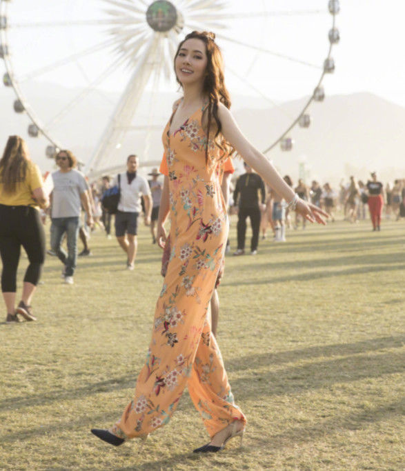 郭碧婷穿低领玩起性感，散发女人独特韵味!