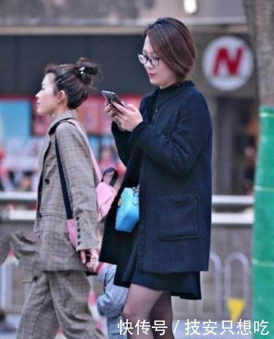  气质：街拍：气质迷人的小姐姐，展现高挑身段，是别样的风采