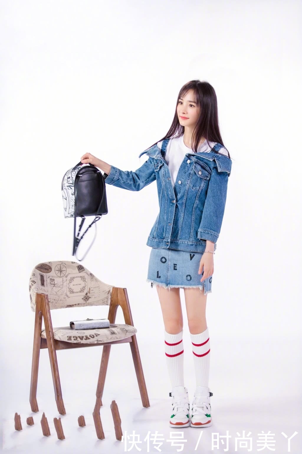 杨幂穿条看不见的短裤，大秀美腿，网友：看得我怀疑人生！