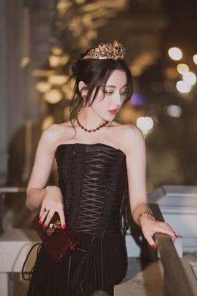 关晓彤迪丽热巴一袭黑色抹胸裙上身，身材惊艳众人，网友：这次终