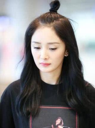 杨幂真会装，30多岁居然扎8岁小姑娘丸子头，网友：简直像换个人