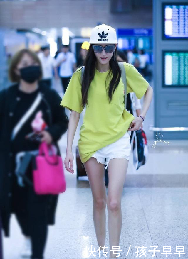 迪丽热巴太敢穿了！这么紧的短裤也硬穿，网友：不嫌勒得慌吗？