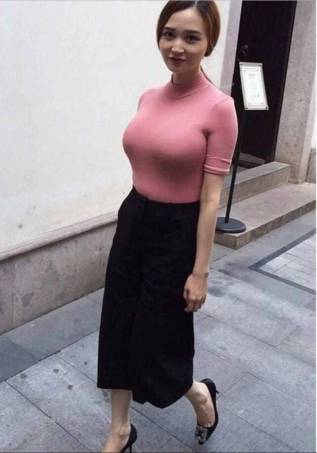 街拍：白皙靓丽的小姐姐，穿着利落性感备受关注！