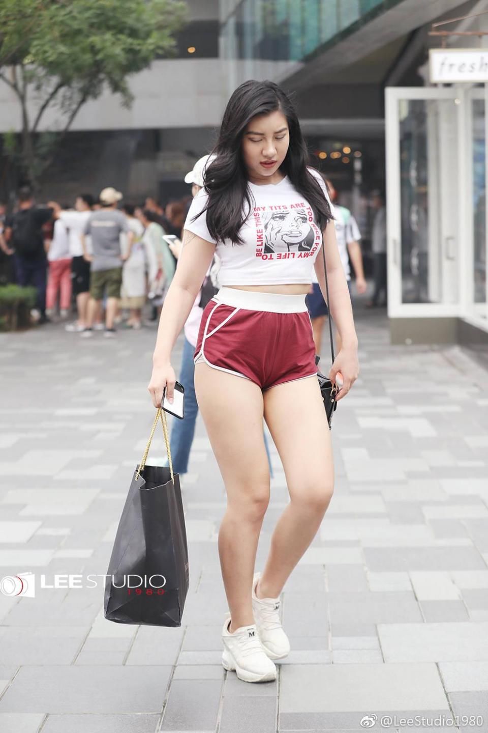 小姐姐枣红色运动短裤很漂亮，肉肉的身材前凸后翘谁能驾驭的了？