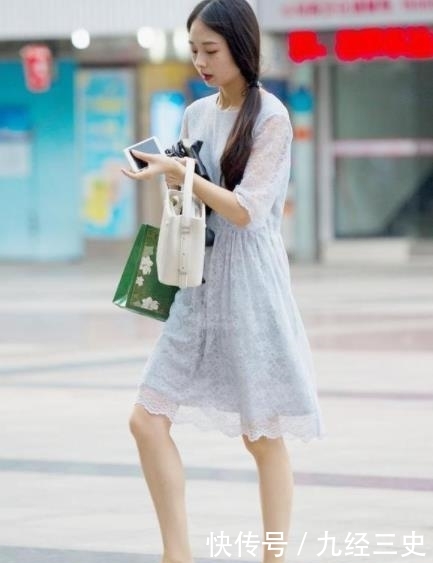  #气质#街拍：温柔之至的美女，穿浅蓝色连衣裙，气质温婉动人