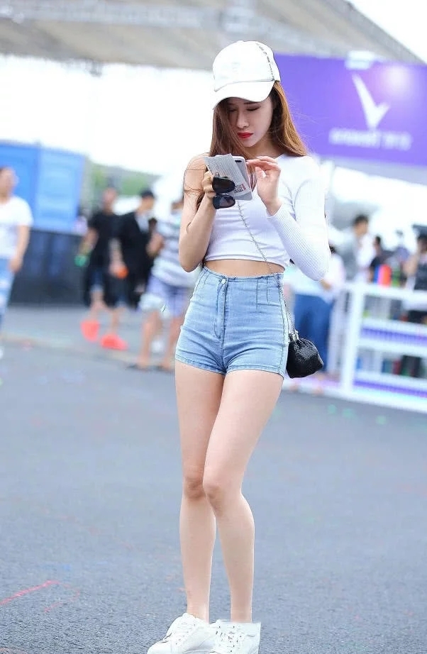 街拍紧身牛裤小姐姐,修长双腿,路人纷纷回头