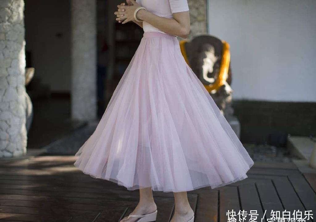  『不停』街拍：三十五的“剩女”们,赶快这样搭配衣服,从此桃花旺不停