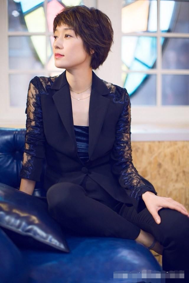 本以为马伊琍穿西装帅炸了，直到看见贾静雯的，网友:太撩人了
