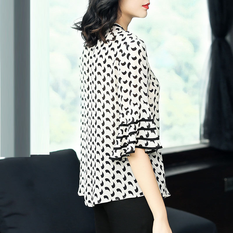 难怪嫂子一直这么美嫩，原来都穿这娃娃衫+短裤，衬肤减龄超洋气