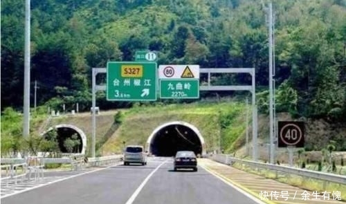  车灯@交通指示牌一个问号啥意思？老司机也看不懂，这到底是什么