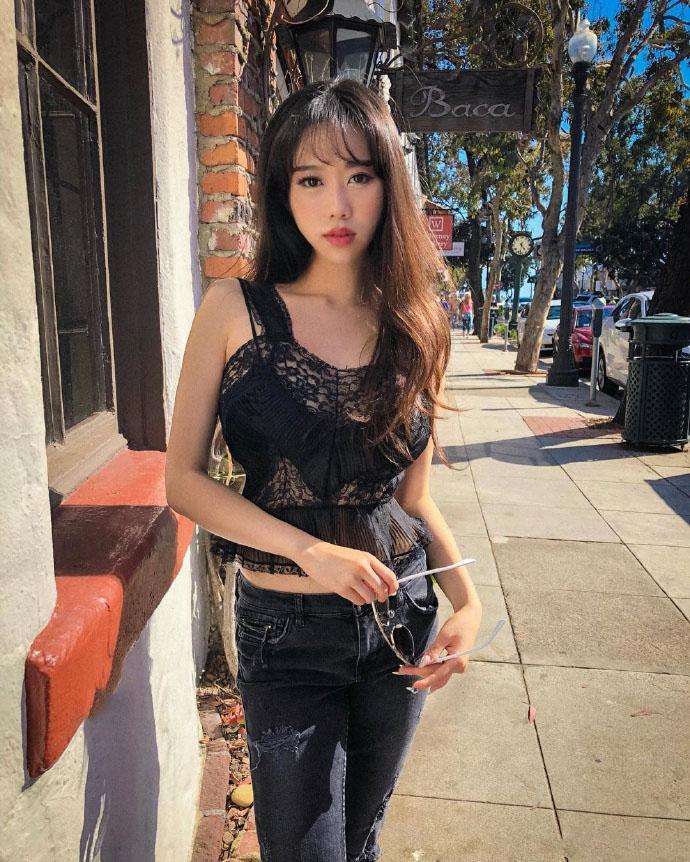 街拍：小姐姐穿了内增高的鞋子，从背后看大长腿格外的引人注目