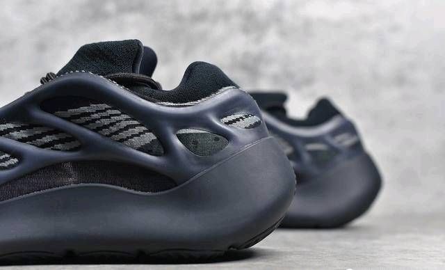 『椰子』Yezzy 700v3黑色灵魂,椰子值多少钱?