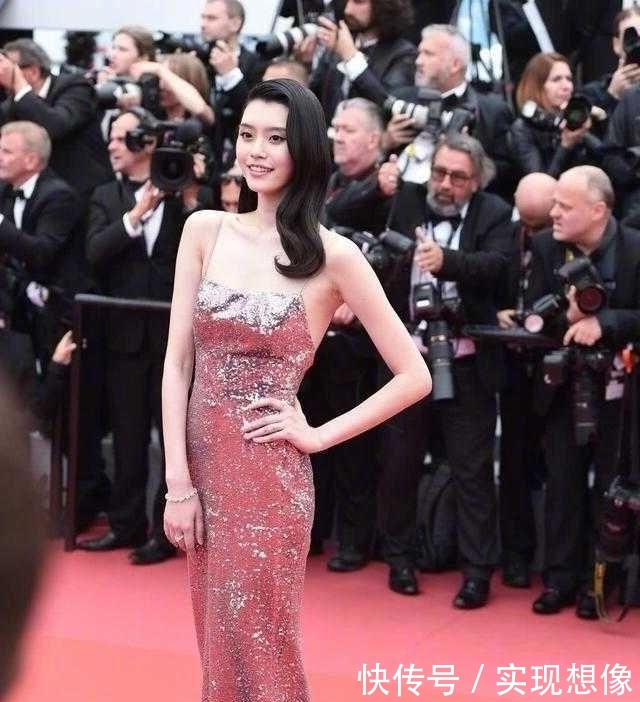  『婉约』路人街拍,小姐姐白T恤搭配紧身牛仔裤,很是婉约动人