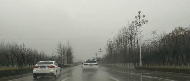  「不算」这三种情况不算是右侧超车，新手司机要了解