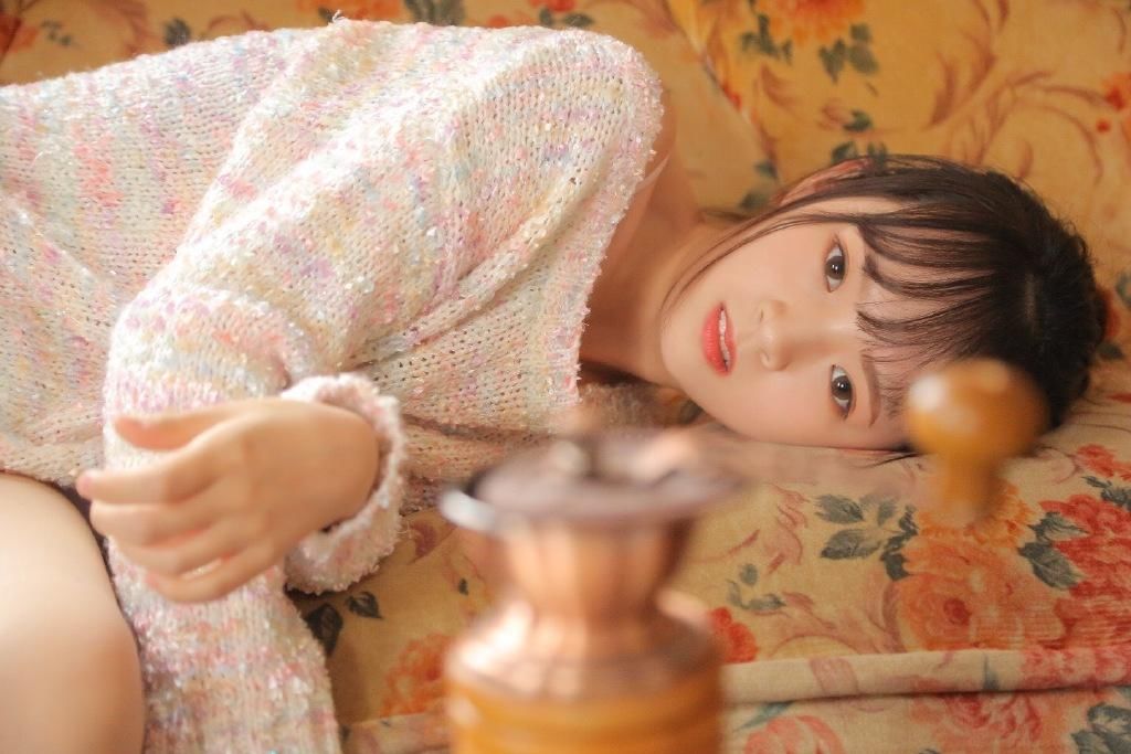 长腿美女小露香肩诱惑性感图片