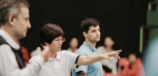 『微笑』巩俐拍戏手被卷进摄像机!指甲被掀开血肉模糊,微笑起身忍痛拍摄
