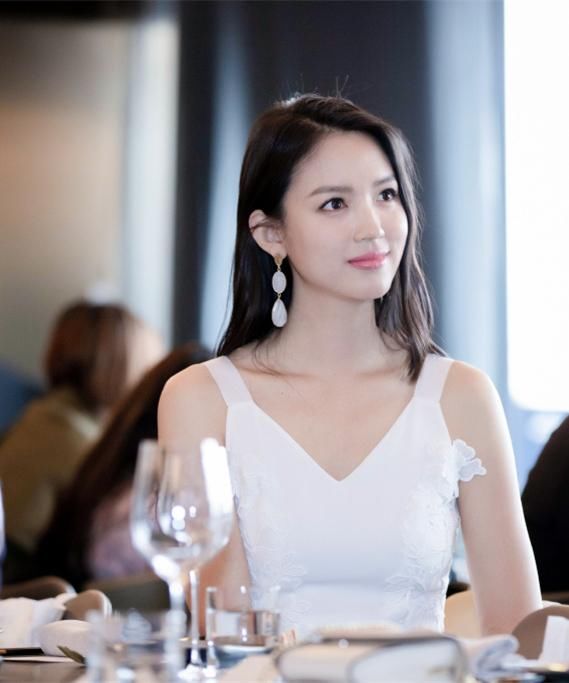 世界小姐张梓琳穿1400薄纱裙优雅又清新，网友：气质不得不服