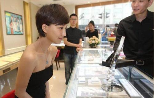 看了王珞丹的高开叉裙，蔡依林的已经不算什么，网友：不忍直视