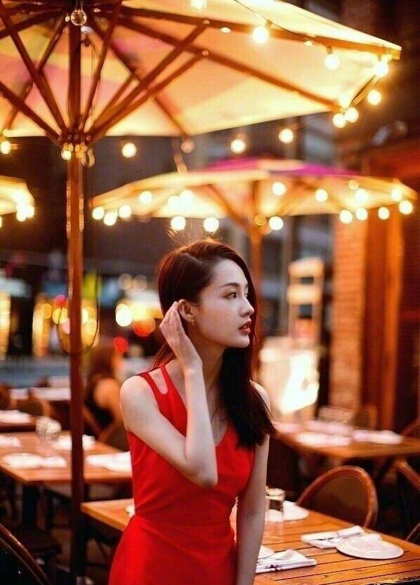 李沁一袭中国红连衣裙简直美炸，网友:中国红谁穿谁红