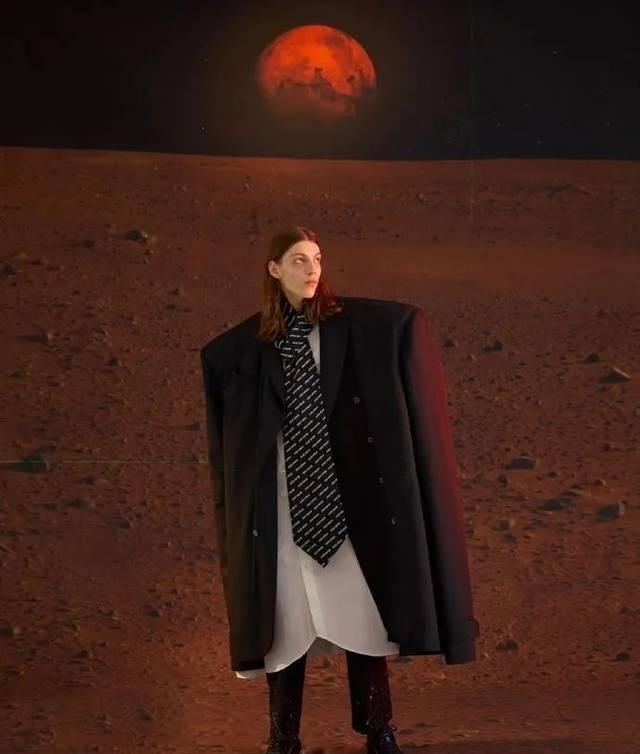  『大赛』时尚界迷之设计大赛！背上绑张床走秀，拎包入住吗？