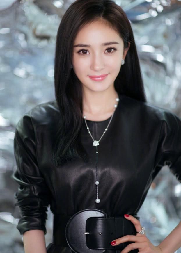 蚂蚁腰算什么？杨幂一条裙子就成“沙漏腰”了，真是羡煞旁人！