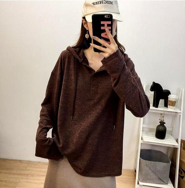  「品味」连帽衬衫搭配出时尚养眼的造型，展现出高级的穿搭品味