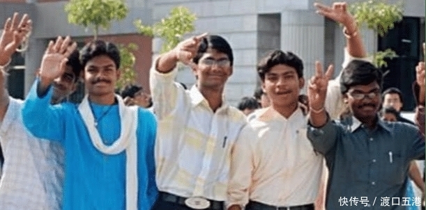 印度土豪首次来中国，刚坐上高铁就急了，还直言：我要下车