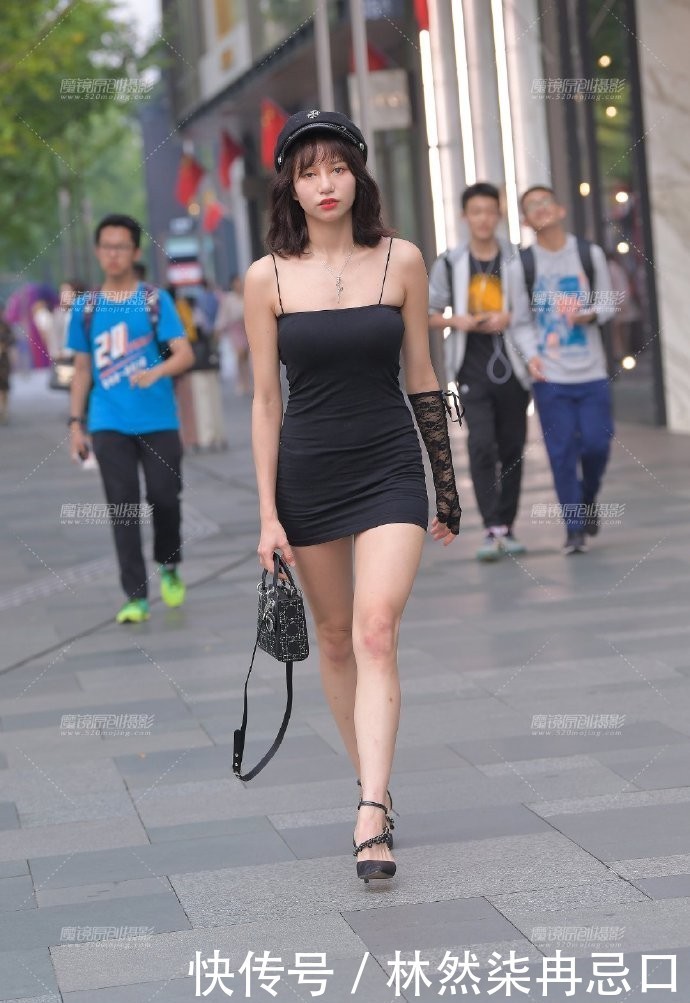 意想不到|选择吊带裙的你,尝试一些个性的小装饰,会带来意想不到的效果