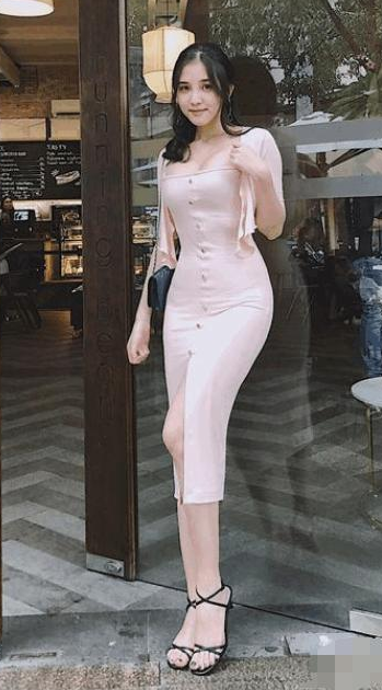 路人街拍：小姐姐黄色阔脚裤搭黄色帽子，走在人群中很显眼