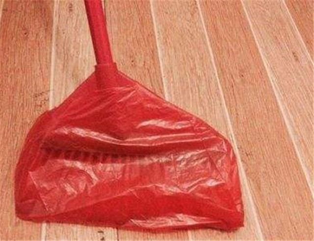 家里有掉的头发,总不能一根根捡起来,这样清理